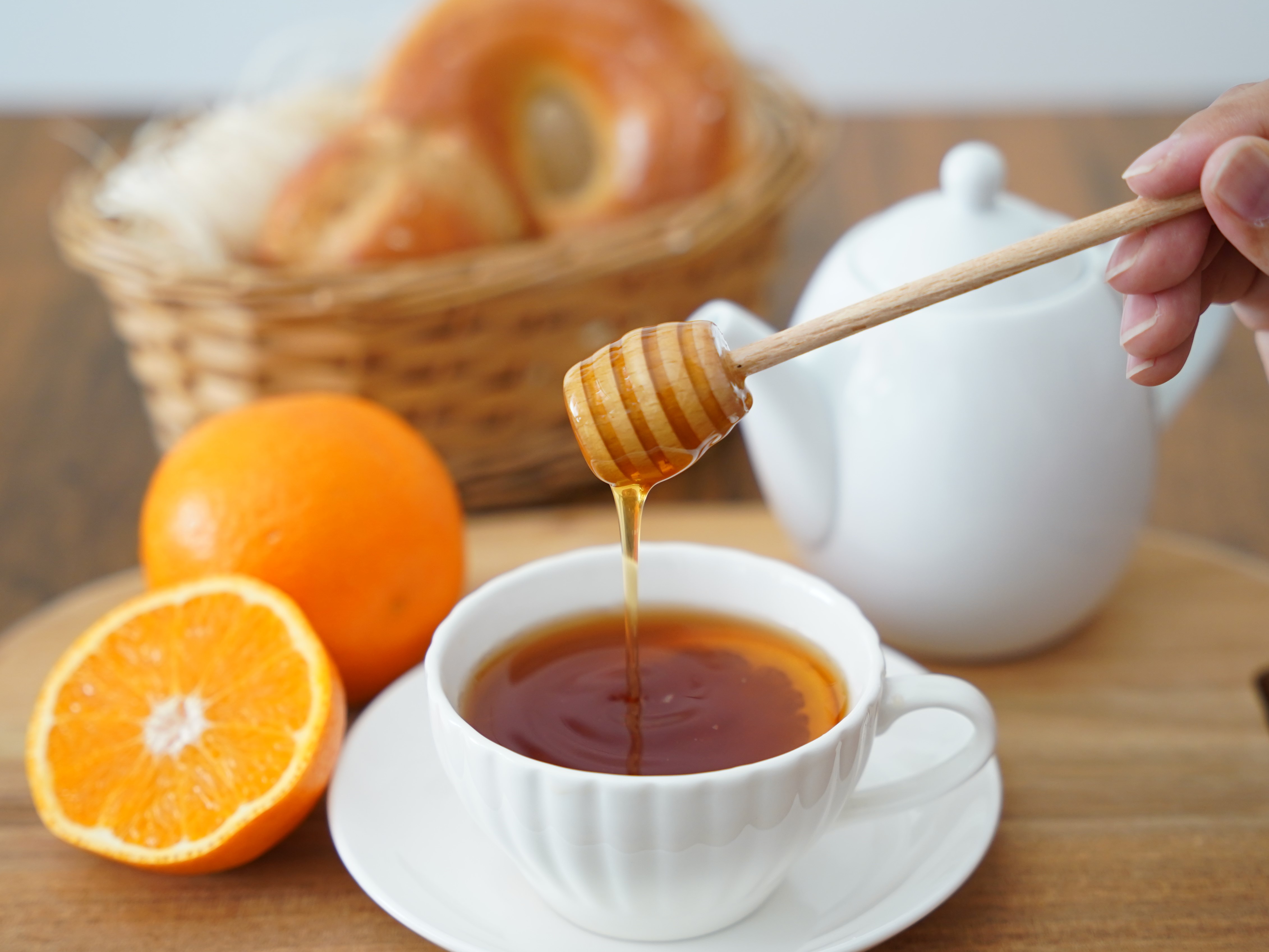 紅茶に蜂蜜を垂らすシーン